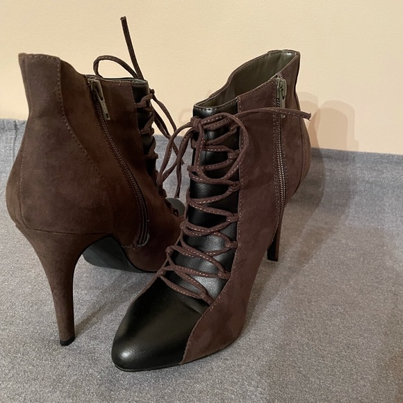 Style & Company Casie Olive Green & Black Suede/ Leather Bootie Boot. Size 9 - Picture 6 of 6